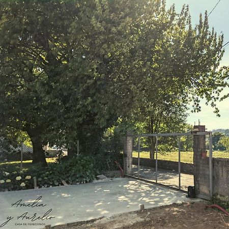 Amelia Y Aurelio, Casa De Peregrinos Villa Melide Eksteriør billede